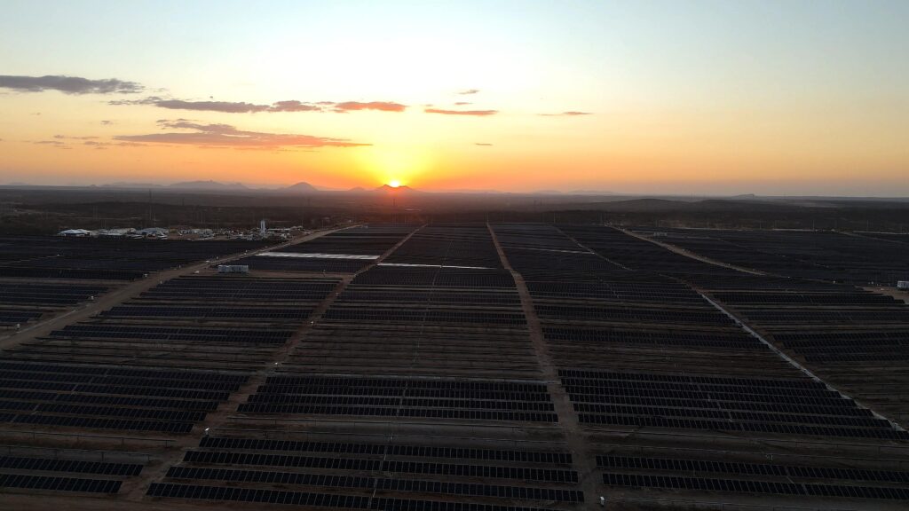 Usina solar fotovoltaica em operação ao pôr do sol, destacando a geração de energia limpa e sustentável em larga escala